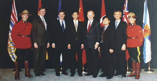2001年，海通公司与加拿大贸易厂商代表团签订合同，加拿大总理克雷蒂安出席签字仪式
