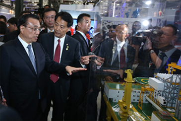 2015年5月国务院总理李克强在李晓鹏总经理的陪同下参观招商局海工装备展区