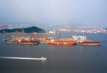 2008年初建成投产的深圳孖洲岛修船基地是华南地区最大规模的修造船基地和海工制造基地。